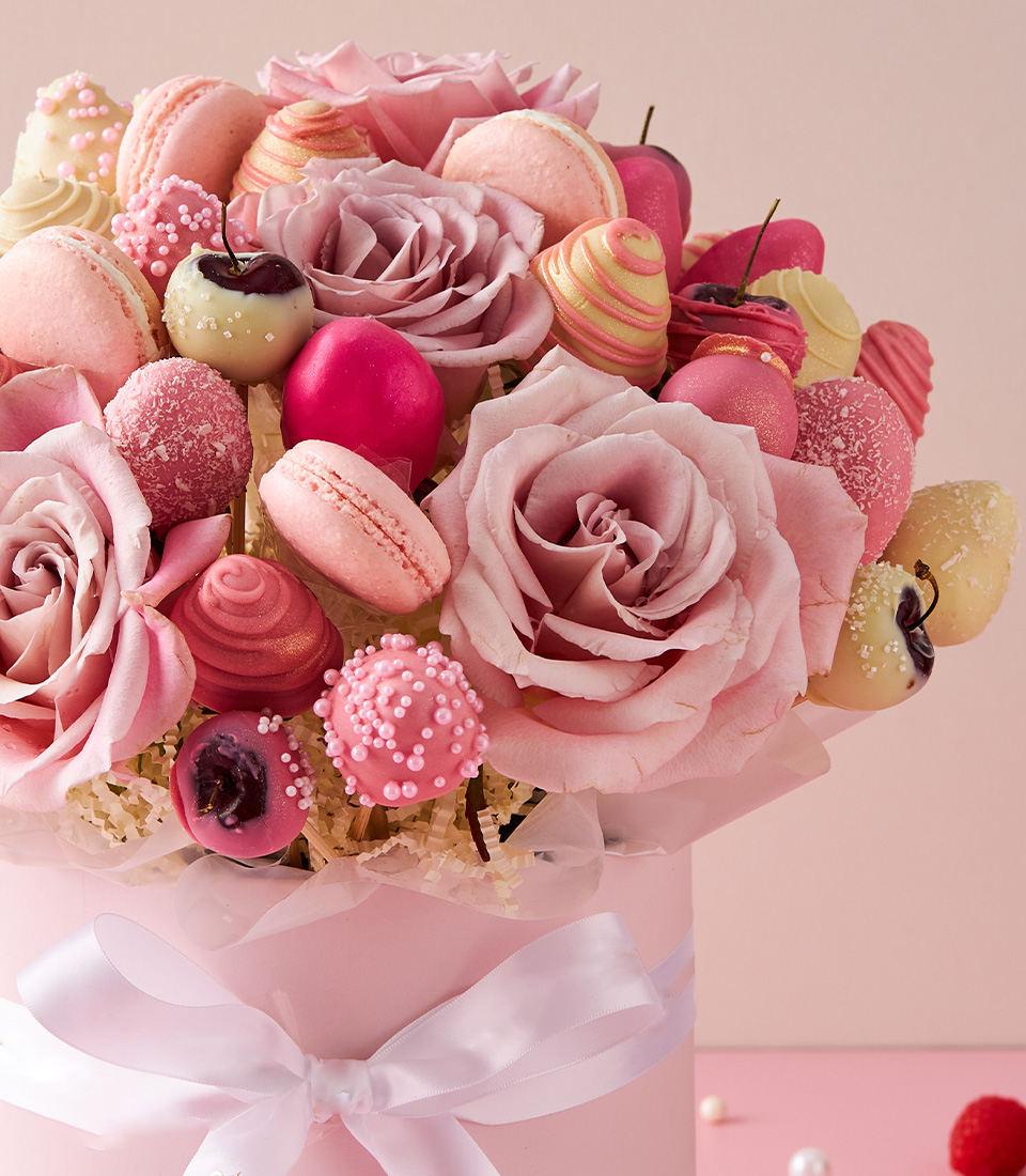 Sweet Pink Roses & Chocolate Strawberries Gift